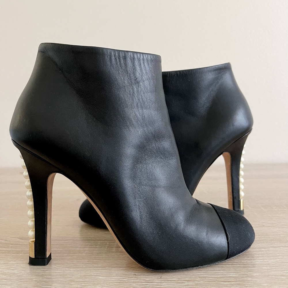 Chanel Black Leather Pearl Heels Ankle Boots Booties Women’s Sz 37.5/7.5 - Picture 8 of 13